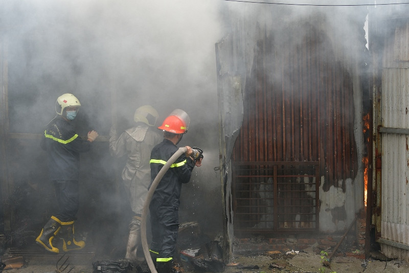 Vòi nước công suất lớn liên tục được phun vào đám cháy để dập lửa.