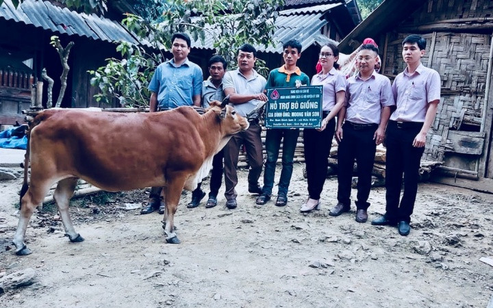 Ngân hàng chính sách xã hội huyện trao tặng bò giống cho hộ nghèo của xã Hữu Kiệm.