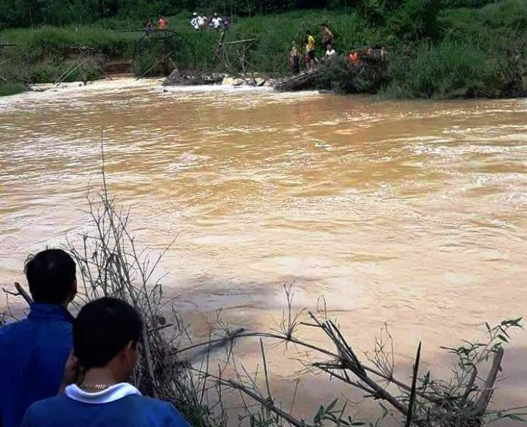 Lực lượng chức năng đã tìm thấy nạn nhân bị nước cuốn.
