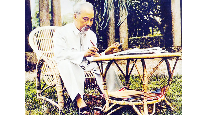Chủ tịch Hồ Chí Minh làm việc tại Phủ Chủ tịch. Ảnh tư liệu