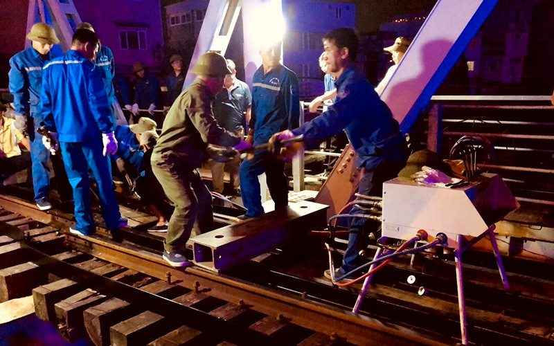 Công nhân ngành đường sắt bảo trì công trình hạ tầng đường sắt.