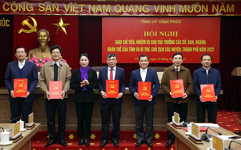 Bí thư Tỉnh ủy Vĩnh Phúc Hoàng Thị Thúy Lan trao quyết định giao chỉ tiêu, nhiệm vụ năm 2022 cho người đứng đầu các cơ quan, đơn vị khối Đảng.
