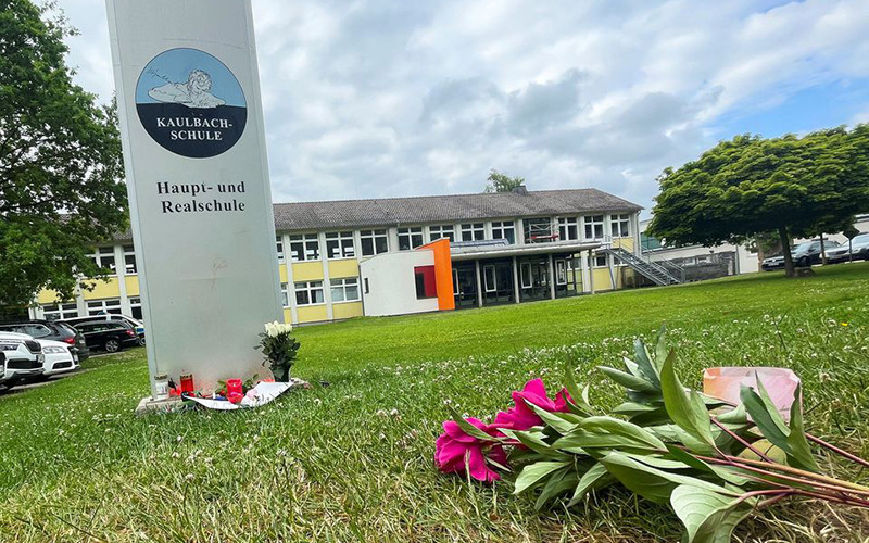 Nhiều người đã đến đặt hoa và nến tại trường trung học Kaulbach. (Ảnh: Reuters)