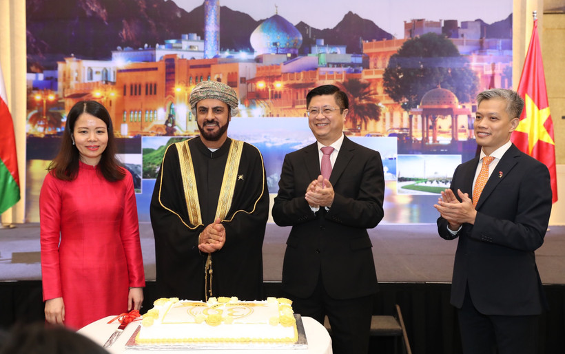 Lãnh đạo Đảng, Bộ Ngoại giao Việt Nam và các nhà ngoại giao quốc tế tại lễ kỷ niệm 30 năm ngày thiết lập quan hệ ngoại giao Việt Nam-Oman.