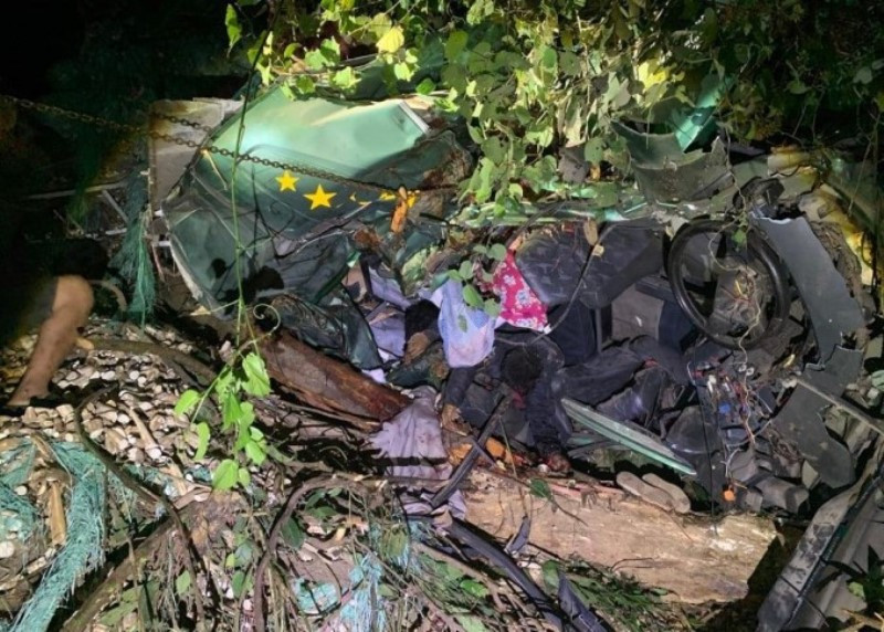 Xe tải lao xuống vực bị biến dạng hoàn toàn. (Ảnh do Ban An toàn giao thông tỉnh Gia Lai cung cấp)