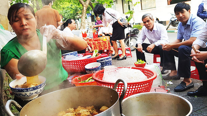 Thí điểm thành lập Phố hàng rong sẽ giúp người nghèo có chổ ổn định để buôn bán, làm ăn.