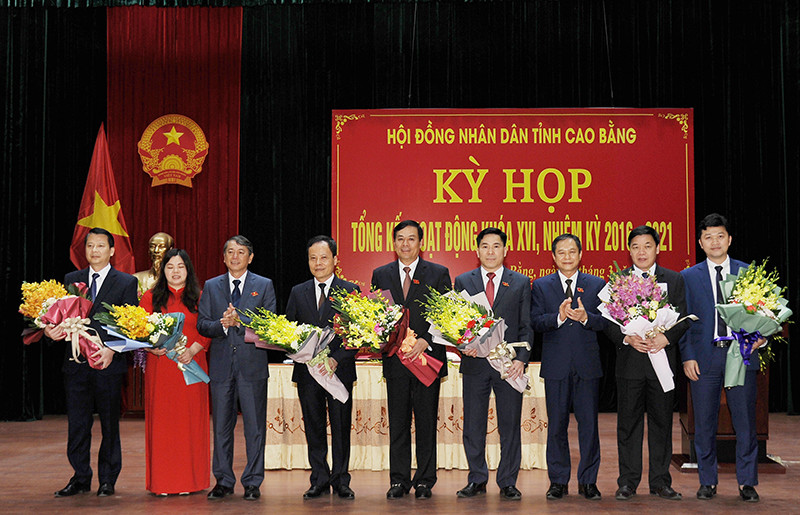 Lãnh đạo tỉnh Cao Bằng tặng hoa các đồng chí được bầu giữ chức vụ Trưởng Ban HĐND tỉnh và tham gia Ủy viên UBND tỉnh.