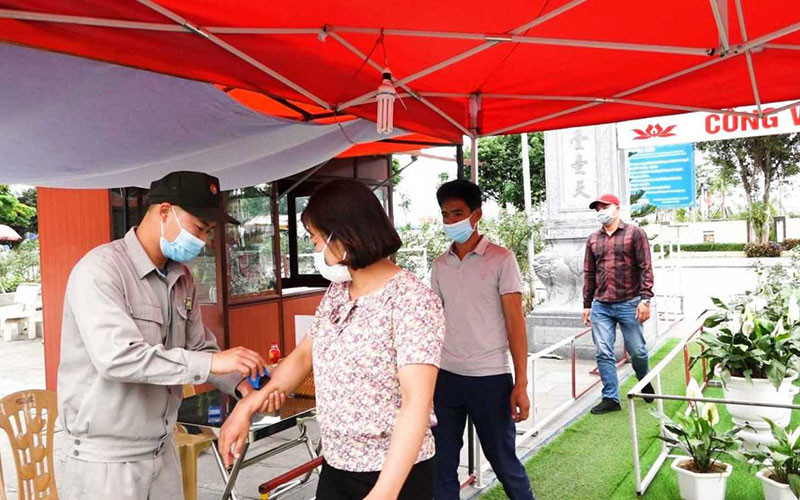 Du khách khai báo y tế và kiểm tra y tế theo quy định trước khi vào Ðền Cửa Ông, TP Cẩm Phả (Quảng Ninh). Ảnh: QUANG THỌ