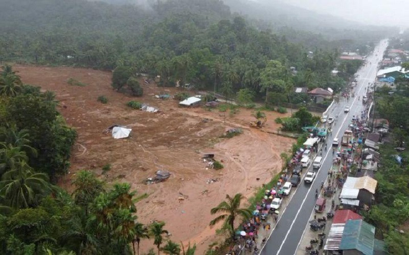 Bão nhiệt đới Megi gây sạt lở đất tại thành phố Baybay, tỉnh Leyte, Philippines, ngày 11/4/2022. (Ảnh: Reuters)