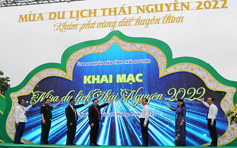 Lãnh đạo Bộ Văn hóa, Thể thao và Du lịch và lãnh đạo tỉnh Thái Nguyên khai mạc mùa du lịch 2022.