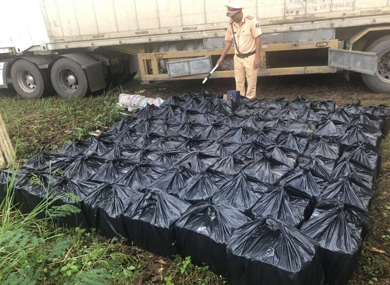 Bắt giữ xe container chở 462 chai rượu ngoại lậu