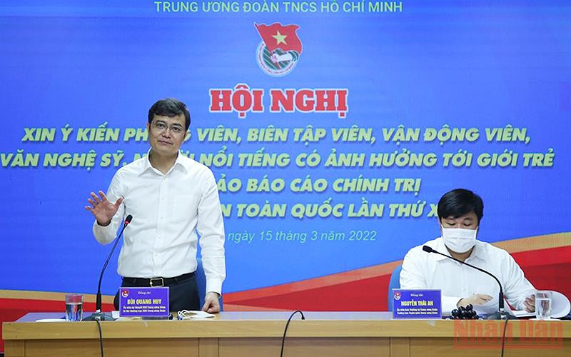 Đồng chí Bùi Quang Huy (bên trái trong ảnh) phát biểu ý kiến tại Hội nghị.