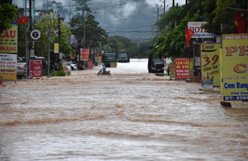 Thị trấn Yên Thế (huyện Lục Yên, tỉnh Yên Bái) bị ngập úng cục bộ tuyến đường chính, sáng 13-8.