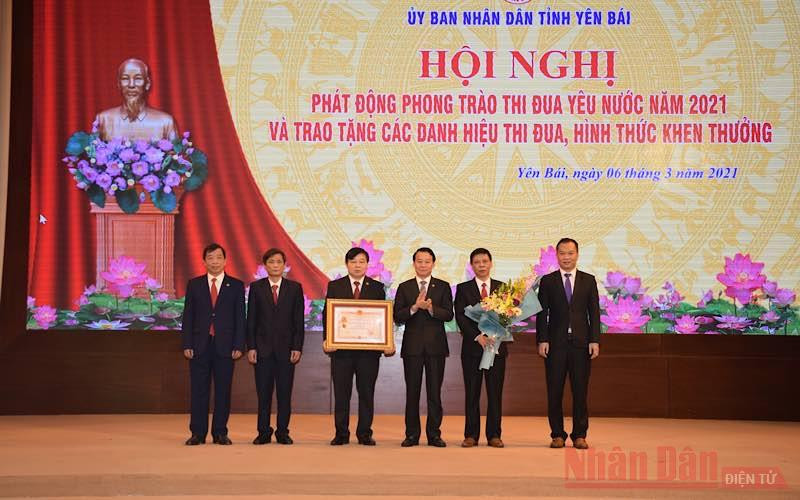 Bí thư Tỉnh ủy Đỗ Đức Duy thừa ủy quyền của Chủ tịch nước tặng Huân chương Độc lập hạng Nhì cho Cục Thuế tỉnh Yên Bái