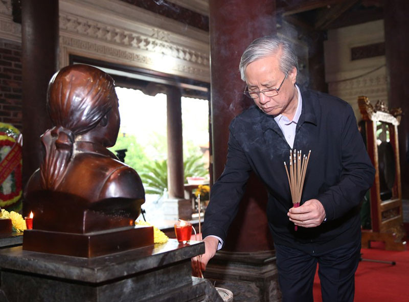 Đồng chí Trần Quốc Vượng thắp hương tưởng niệm các liệt sĩ hy sinh ngày 31-10-1968. (Ảnh: ĐÀO TUẤN)