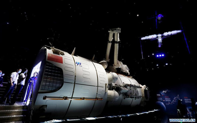 Hình ảnh mô hình mô-đun lõi trạm vũ trụ Tianhe của Trung Quốc được trưng bày tại Bảo tàng Thiên văn Thượng Hải ở miền đông Trung Quốc Thượng Hải, ngày 5/7/2021. Bảo tàng nằm trong Khu Thương mại Tự do Thí điểm Trung Quốc (Thượng Hải). Nó là một chi nhánh của Bảo tàng Khoa học và Công nghệ Thượng Hải. (Ảnh: Tân Hoa xã)