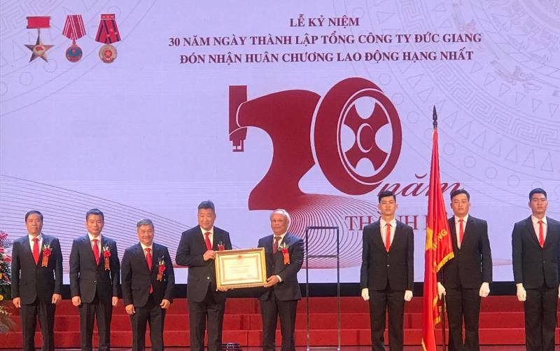 Phó Chủ tịch Quốc hội Uông Chu Lưu trao tặng Huân chương Lao động hạng nhất cho Tổng công ty Đức Giang.