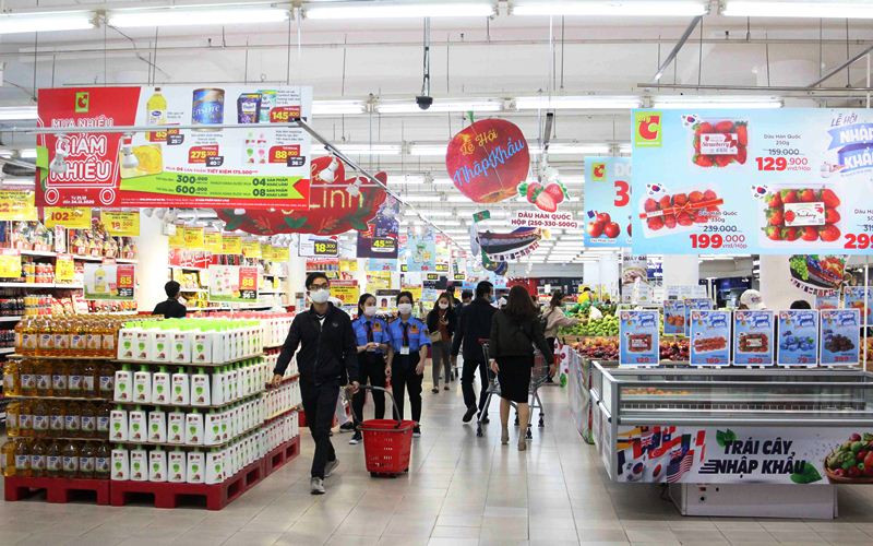 Hàng hóa Tết phong phú, đa dạng cùng nhiều chương trình khuyến mại, bình ổn giá giúp người tiêu dùng sắm Tết.