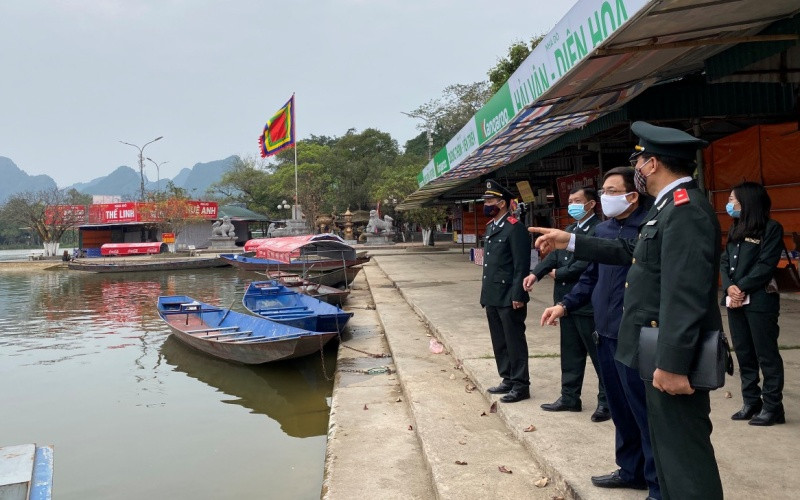 Kiểm tra công tác bảo đảm phòng, chống dịch bệnh tại chùa Hương.