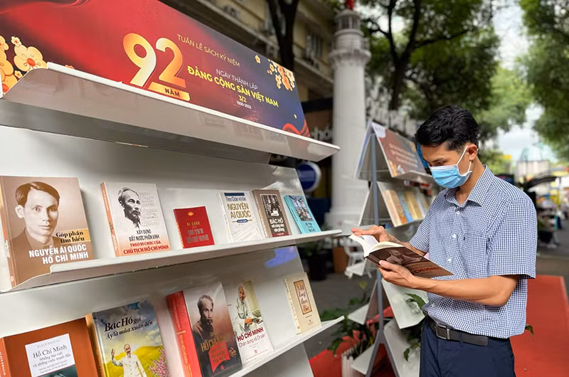 Bạn đọc tìm hiểu tác phẩm về Chủ tịch Hồ Chí Minh được trưng bày tại Đường sách.