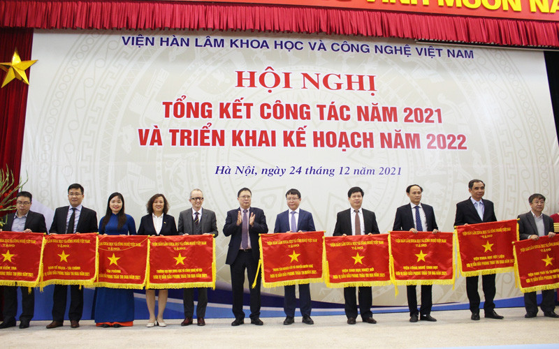 Chủ tịch Viện Hàn lâm Khoa học và Công nghệ Việt Nam tặng cờ thi đua cho các đơn vị có thành tích dẫn đầu năm 2021.