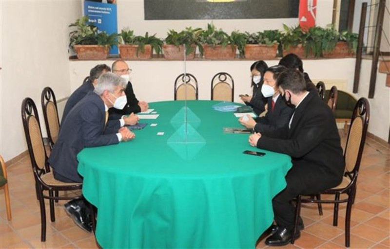 Thương vụ Sứ quán Việt Nam tại Italy làm việc với ngân hàng Banca di Credito Popolare tại Napoli liên quan vụ 100 container hạt điều xuất khẩu. (Ảnh: TTXVN)