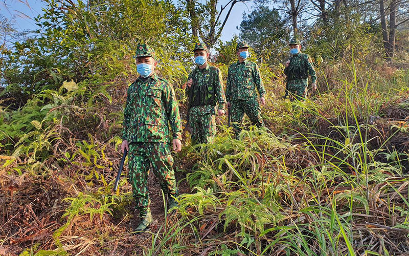 Kiểm soát chặt biên giới, tại các đường mòn, lối mở, ngăn chặn nhập cảnh trái phép.
