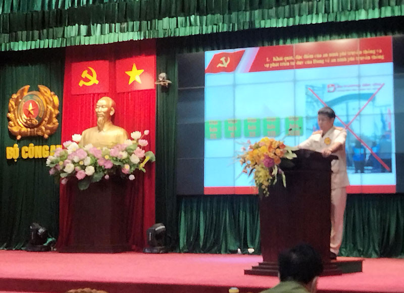 Thí sinh trình bày tại hội thi.