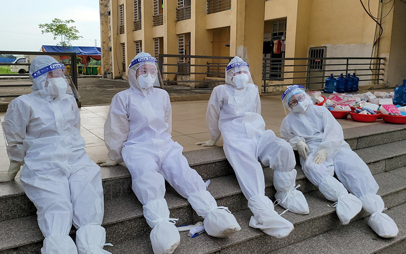 Nhóm nhân viên y tế tại khu cách ly ở huyện Thuận Thành, Bắc Ninh tranh thủ nghỉ ngơi sau nhiều giờ làm việc. Ảnh: Cao Tuân