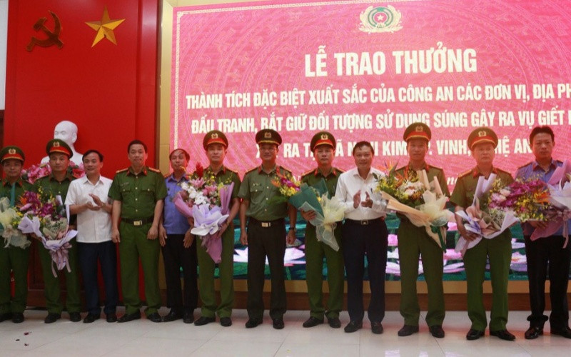 Lãnh đạo tỉnh Nghệ An và Công an Nghệ An trao thưởng cho các đơn vị.