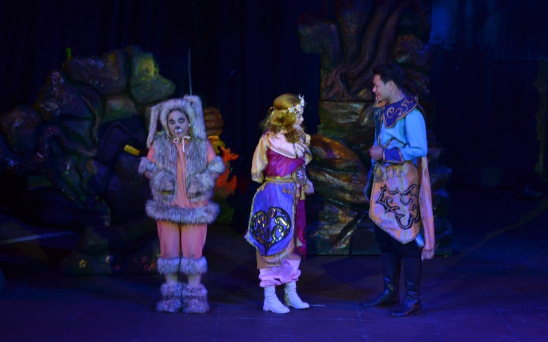 Một cảnh trong vở kịch rối Công chúa tóc mây.