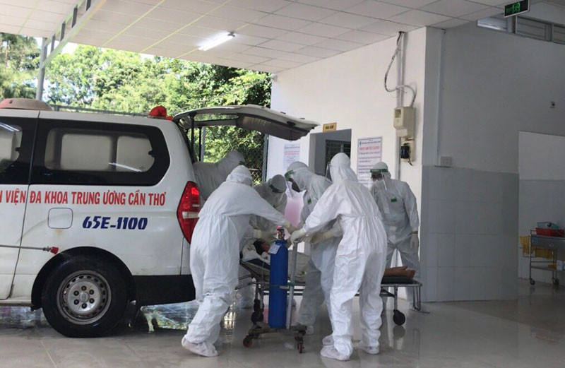 Tiếp nhận bệnh nhân Covid-19 nặng từ nơi khác chuyển đến điều trị tại trung tâm.