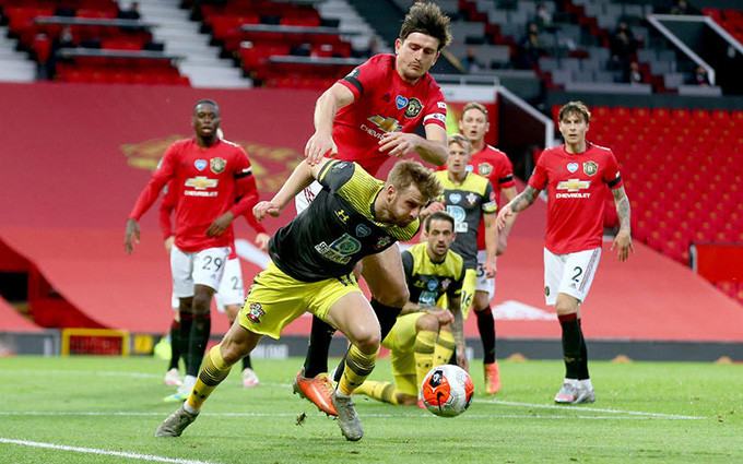 Pha tranh bóng quyết liệt giữa cầu thủ hai đội Man United (áo đỏ) và Southampton.
