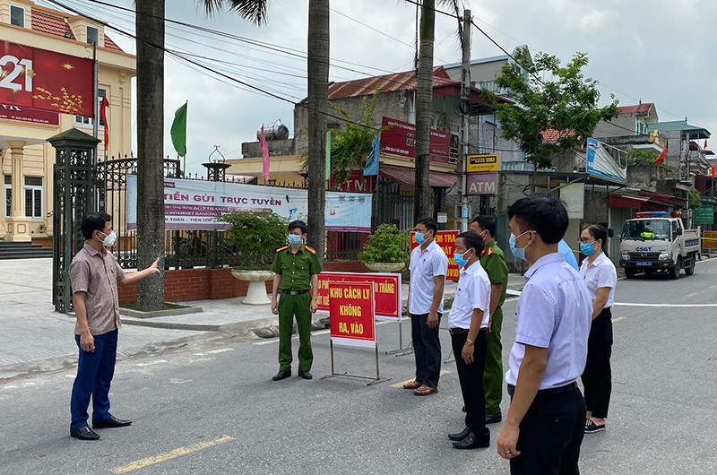 Đồng chí Nguyễn Tuấn Song, Chủ tịch UBND huyện Ý Yên chỉ đạo chống dịch tại chốt kiểm soát xã Yên Thắng, nơi giáp ranh với xã Yên Cường.