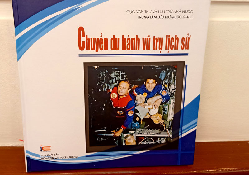 Bìa sách “Chuyến du hành vũ trụ lịch sử”.