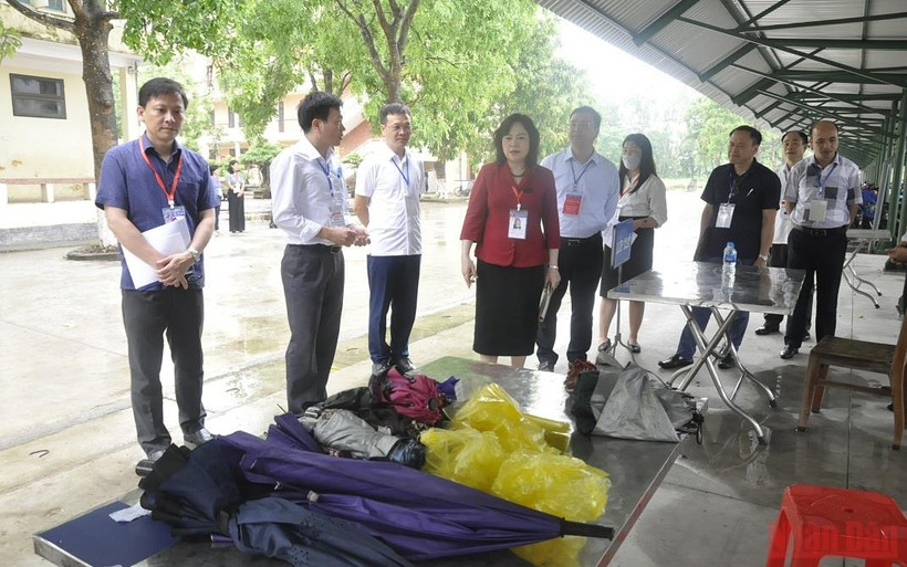 Kiểm tra nơi để vật dụng của thí sinh tại điểm thi Trường THPT Nguyễn Đăng Đạo.