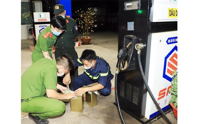 Lực lượng Công an khám xét một cây xăng trong chuyên án.
