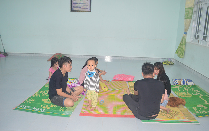 Bà con cảm thấy ấm áp nghĩa tình trên đường về quê.