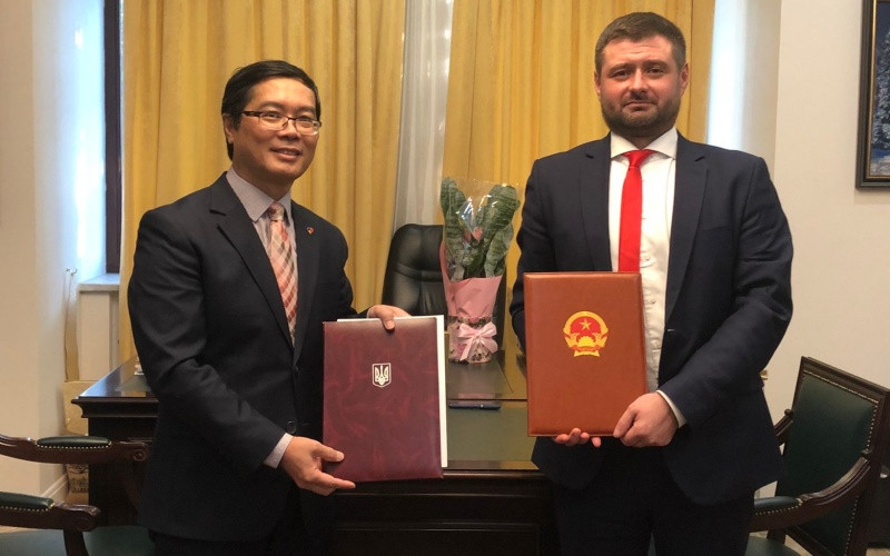 Đại sứ Việt Nam tại Ukraine Nguyễn Hồng Thạch (trái) ký Thỏa thuận hợp tác nghệ thuật với phía Ukraine (Ảnh: Quế Anh)