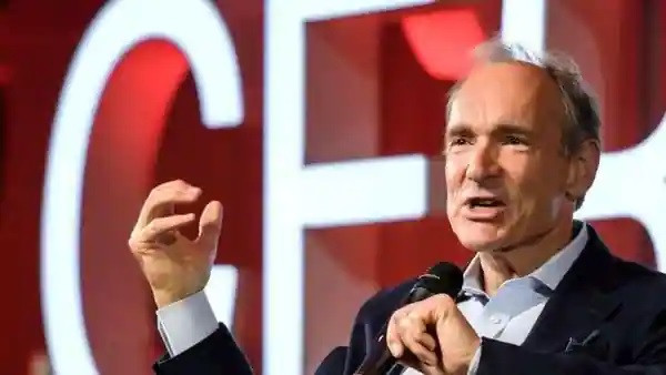 Ông Tim Berners-Lee, người sáng lập ra web. Ảnh: Reuters.