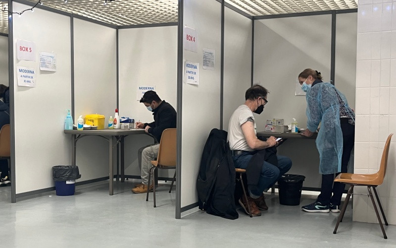 Lo ngại làn sóng biến thể Omicron, rất đông người Pháp đi tiêm vaccine trong mấy ngày qua.