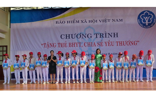 Tặng thẻ bảo hiểm y tế cho học sinh có hoàn cảnh khó khăn tại Hà Tĩnh (Ảnh: VSS).