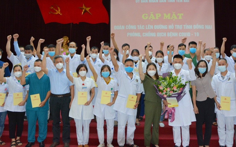 Phó Chủ tịch UBND tỉnh Yên Bái, Vũ Thị Hiền Hạnh động viên đoàn và cùng thể hiện quyết tâm phòng, chống dịch.