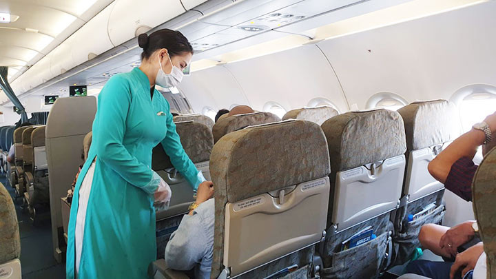 Ngành hàng không bị tổn thương nặng nề do dịch Covid-19. Ảnh: NAM ANH