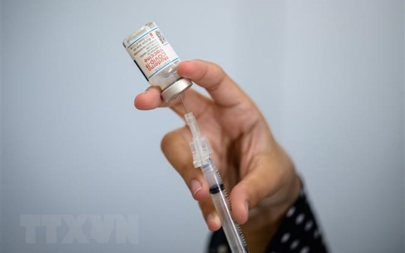 Nhân viên y tế chuẩn bị tiêm vaccine phòng Covid-19 của hãng dược Moderna cho người dân tại New York, Mỹ. (Ảnh: AFP/ TTXVN)