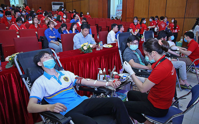 Các bạn trẻ tham gia hiến máu cứu người tại Ngày hội.