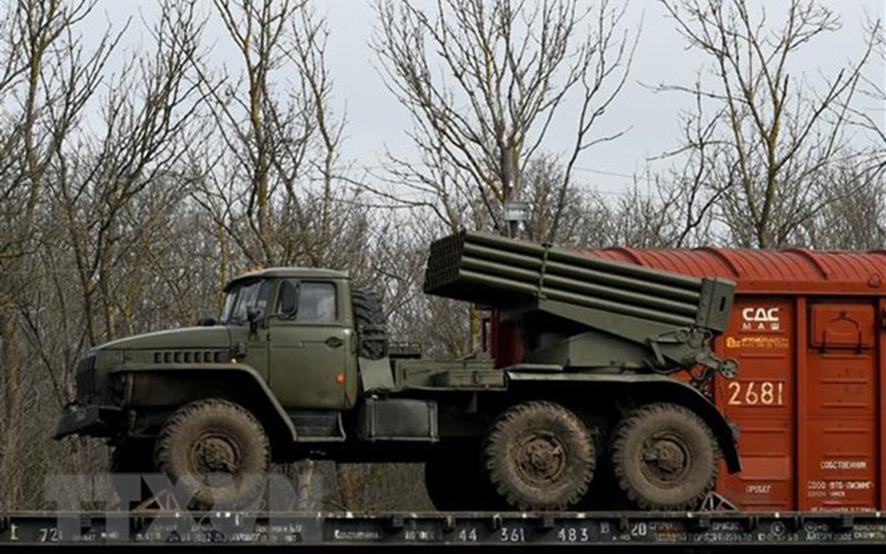 Xe quân sự của Nga được triển khai ở vùng Rostov, miền nam Nga, giáp với Cộng hòa nhân dân Donetsk (DPR) tự xưng ở miền đông Ukraine, ngày 23/2/2022. (Ảnh: AFP/TTXVN)