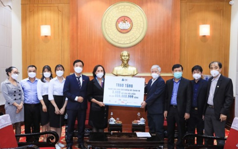 Chủ tịch Ủy ban Trung ương Mặt trận Tổ quốc  Việt Nam Đỗ Văn Chiến đã tiếp nhận 3.000 gói nhu yếu phẩm.