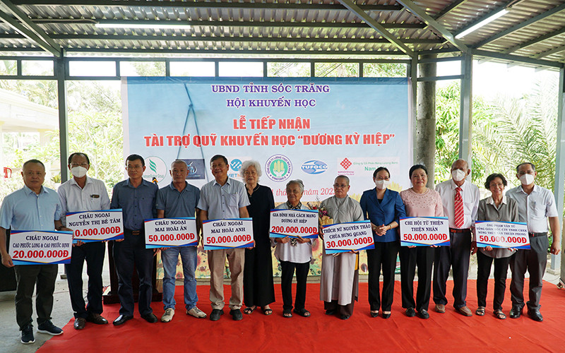 Thân quyến nhà cách mạng Dương Kỳ Hiệp đóng góp quỹ học bổng cho học sinh nghèo hiếu học.