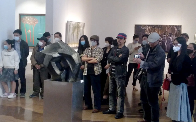 Các họa sĩ trong lễ khai mạc triển lãm. (Ảnh: Ban tổ chức)